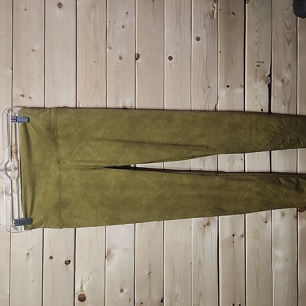 Queenieke Leggings Size Medium Olive Green skinny Leg